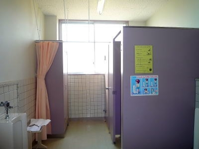 小学校のトイレに手すりを取り付けました　（鳥取県倉吉市）