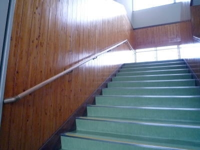 小学校の階段に手すりを取り付けました　（鳥取県倉吉市）