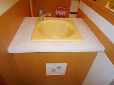 黄色のかわいい手洗器を取り付けました