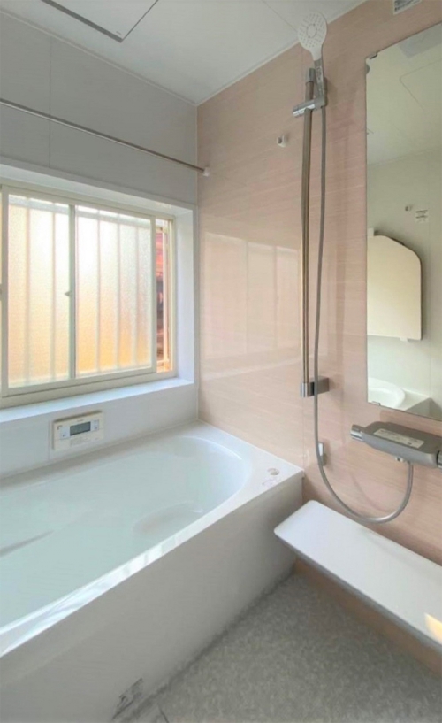 爽やかな印象のピンクのアクセントパネルの浴室と、スッキリと広々トイレのリフォーム工事