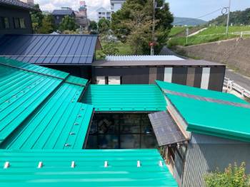 爽やかなターコイズグリーンの屋根塗装工事