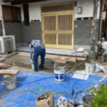 玄関前施工中。玄関との段差を少なくしました。