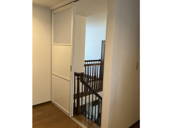 ２階上り口に間仕切扉設置しました。