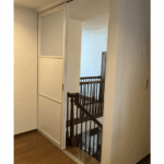 階段2階上がり口に間仕切扉設置