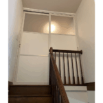 階段途中から見上げた間仕切扉